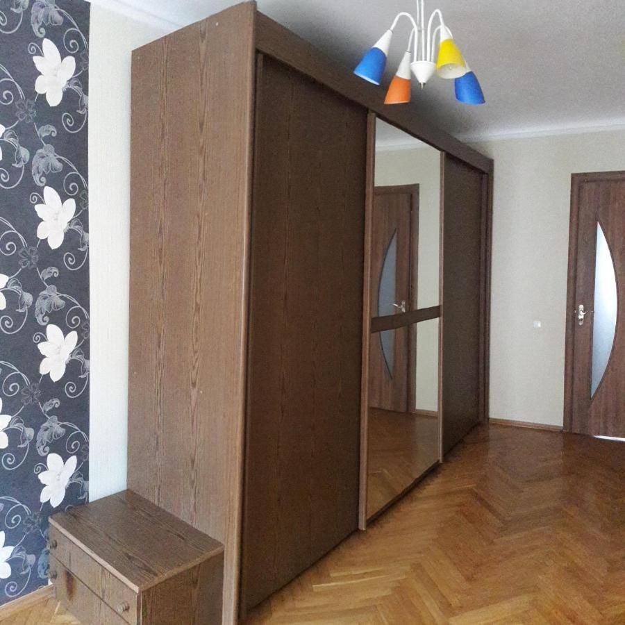 Апартаменты 3- х комнатная квартира в центре Ровно-18